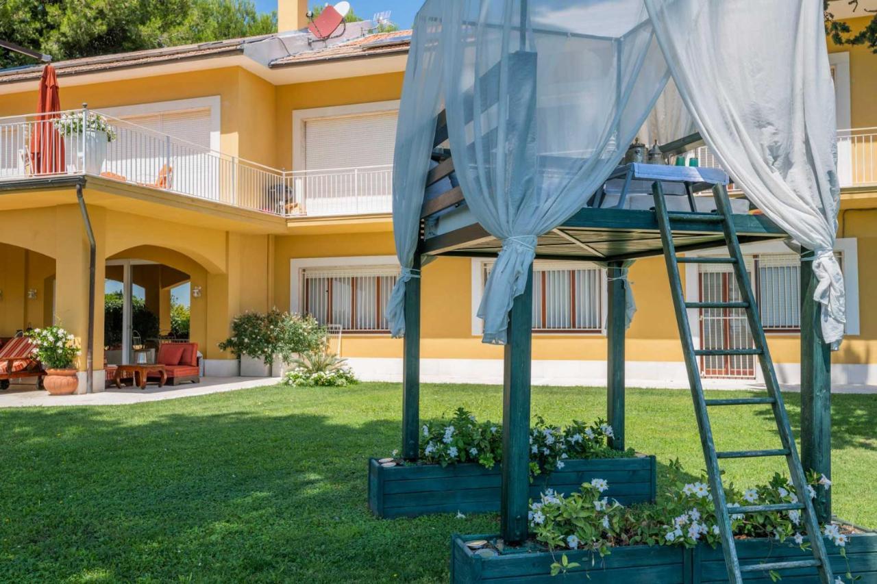 Bed and Breakfast Tra Gli Alberi E Il Mare Sirolo Exterior foto