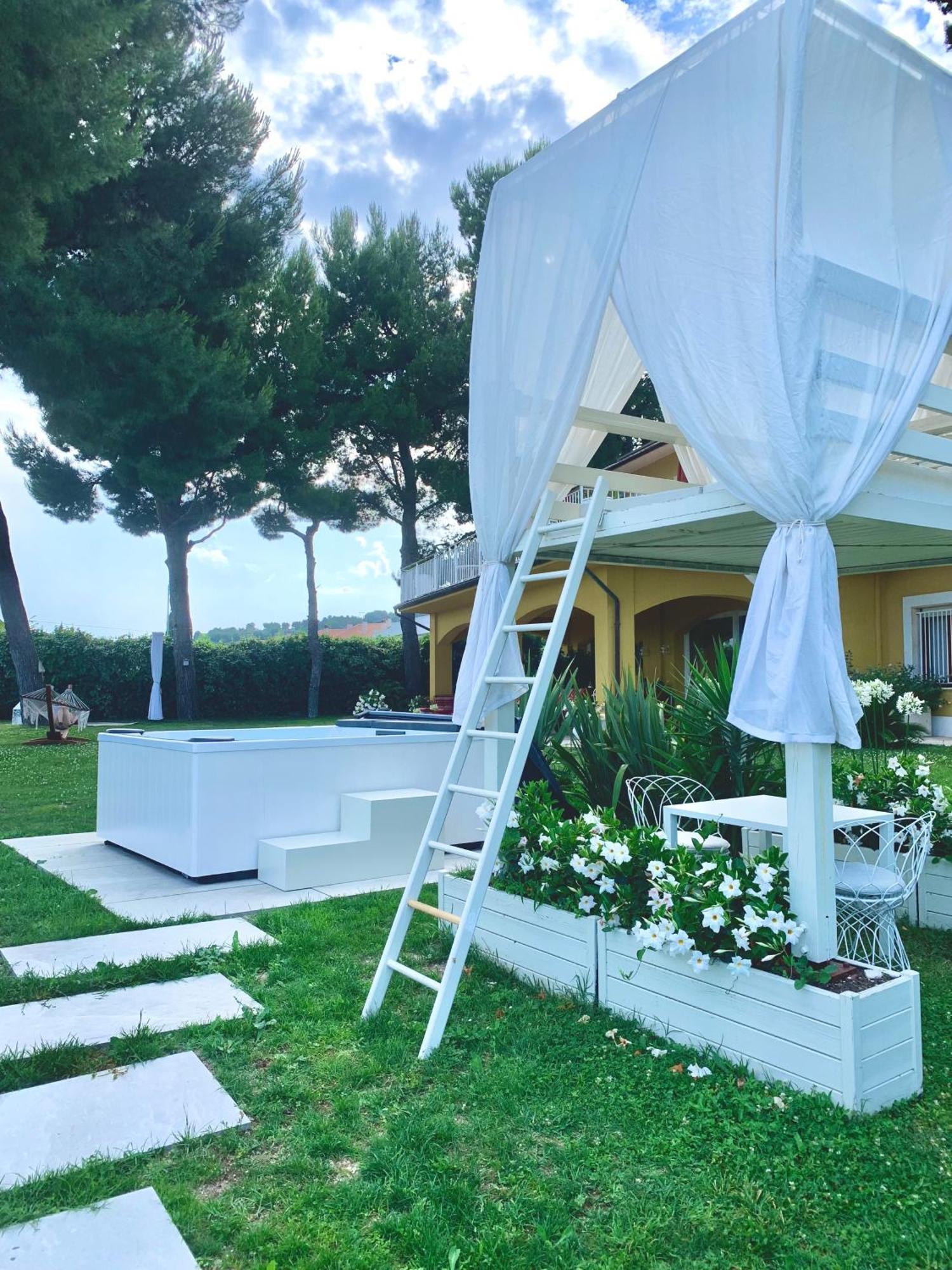 Bed and Breakfast Tra Gli Alberi E Il Mare Sirolo Exterior foto