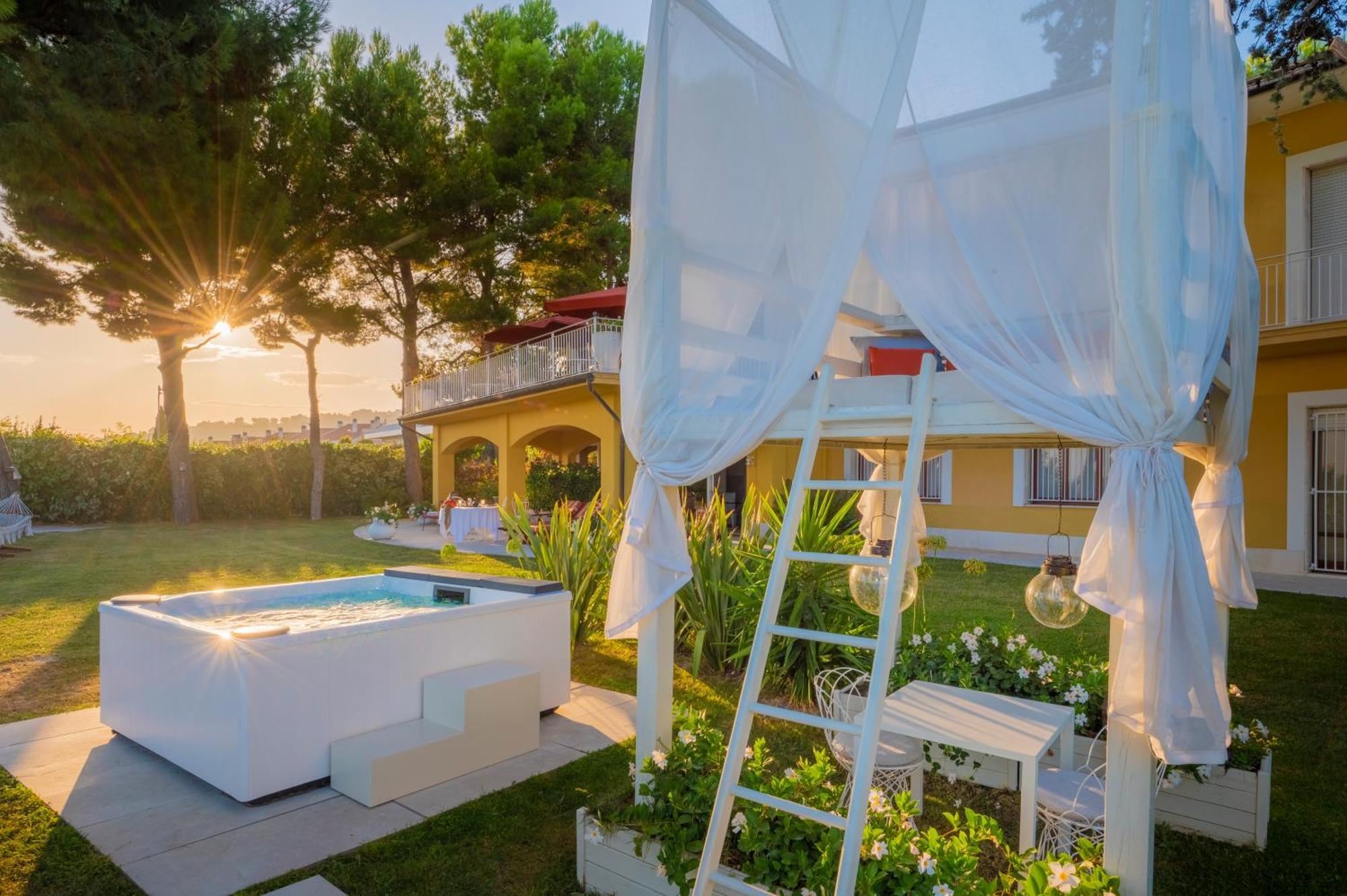 Bed and Breakfast Tra Gli Alberi E Il Mare Sirolo Exterior foto