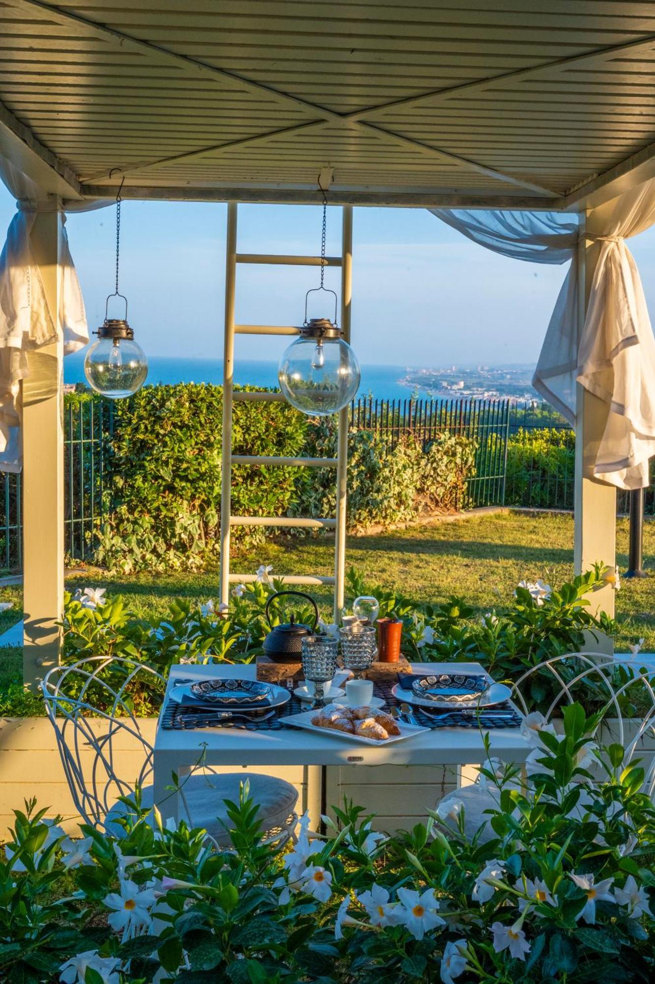 Bed and Breakfast Tra Gli Alberi E Il Mare Sirolo Exterior foto