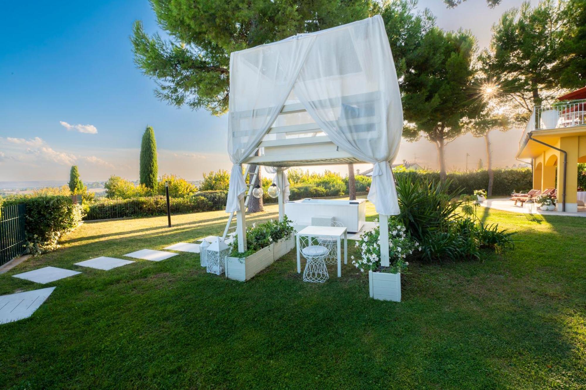 Bed and Breakfast Tra Gli Alberi E Il Mare Sirolo Exterior foto