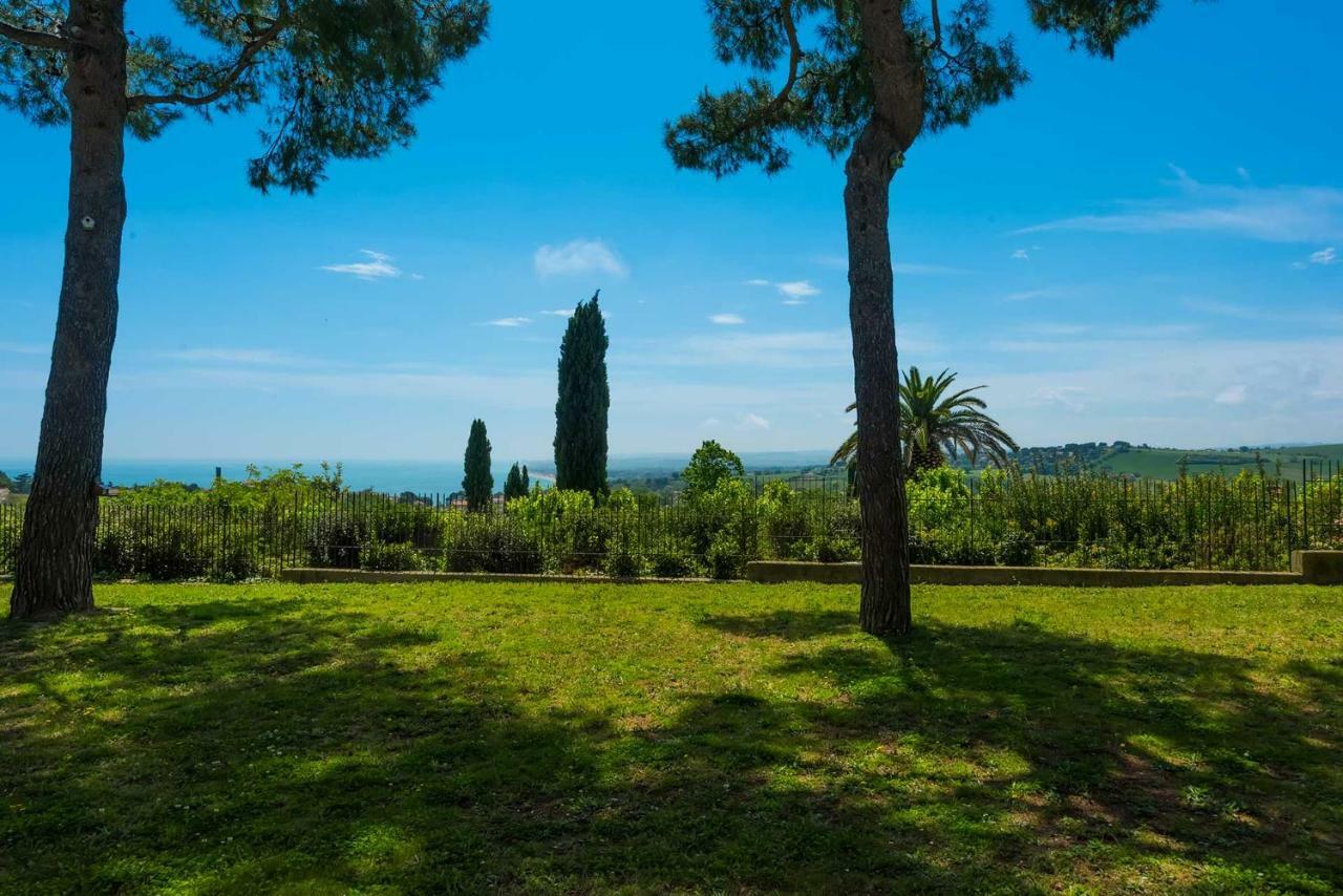 Bed and Breakfast Tra Gli Alberi E Il Mare Sirolo Exterior foto